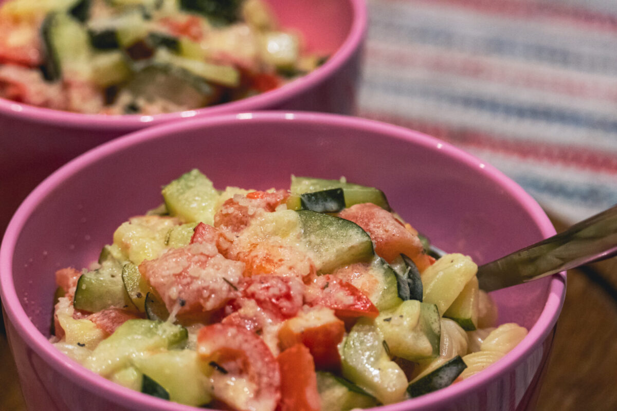 Nudeln mit frischer Zitronen-Zucchini-Sauce - The Veggie Camper