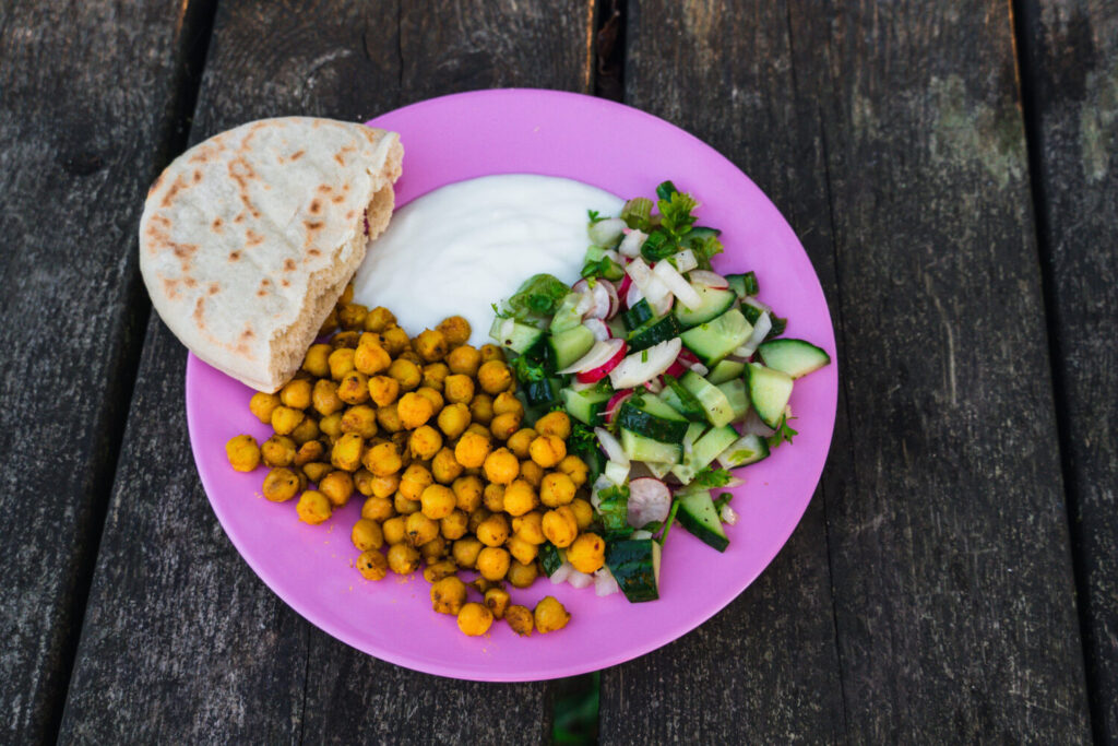 Vegetarische Camping-Rezepte Curry-Kichererbsen mit Gurkensalat