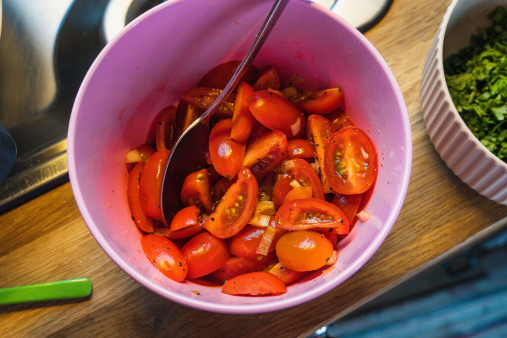 Tomaten für das Rucola Risotto marinieren