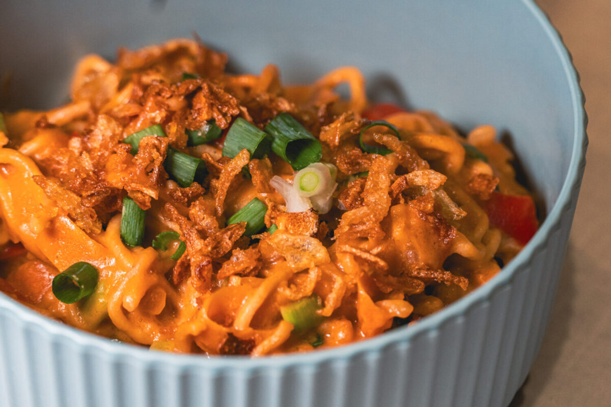 Mie-Nudeln mit Erdnuss-Sauce - The Veggie Camper