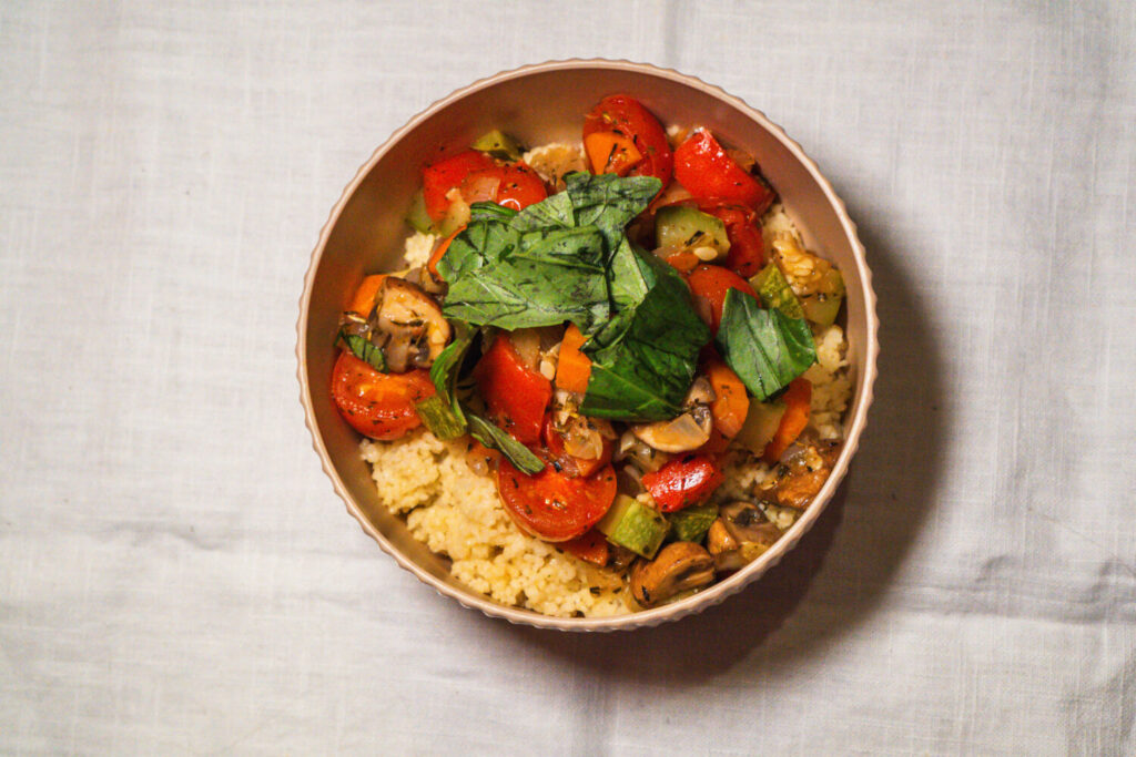 mediterraner couscous salat vegan vegetarisches campingrezept